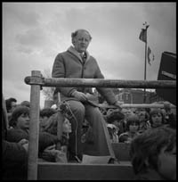 clark_FRANK BOUGH broadcasting Boat Race from Putney_small (19K)