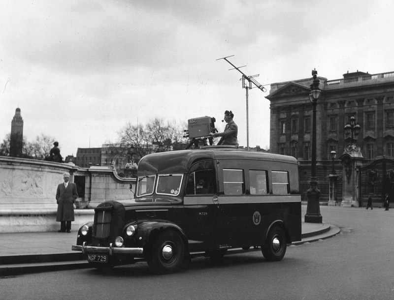 jordan_RE1_with_Jack_Hayward_at_Buckingham_Palace_1954_s (118K)